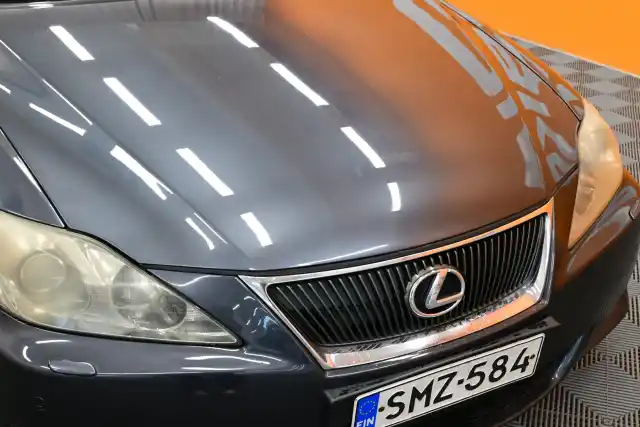 Harmaa Sedan, Lexus IS – SMZ-584