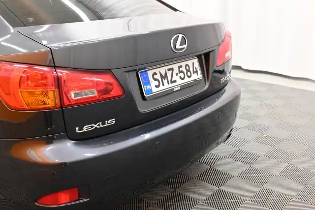 Harmaa Sedan, Lexus IS – SMZ-584