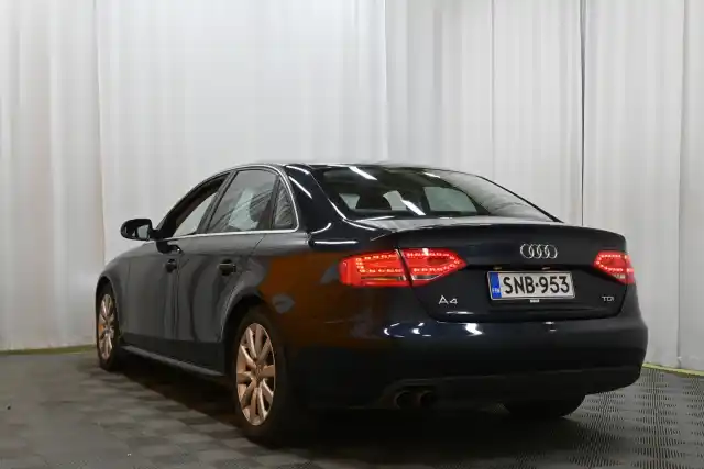 Sininen Sedan, Audi A4 – SNB-953