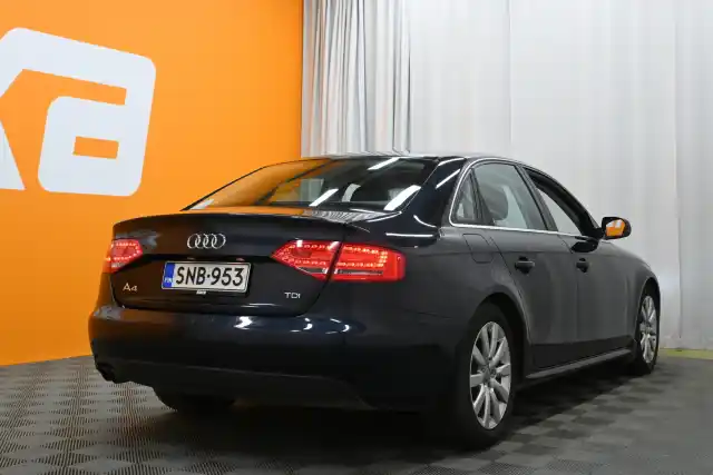 Sininen Sedan, Audi A4 – SNB-953