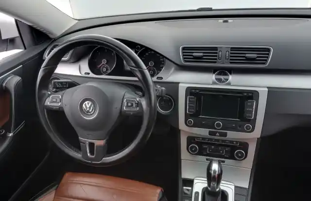Valkoinen Farmari, Volkswagen Passat – SNC-815
