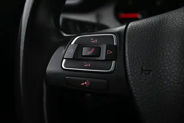 Valkoinen Farmari, Volkswagen Passat – SNC-815