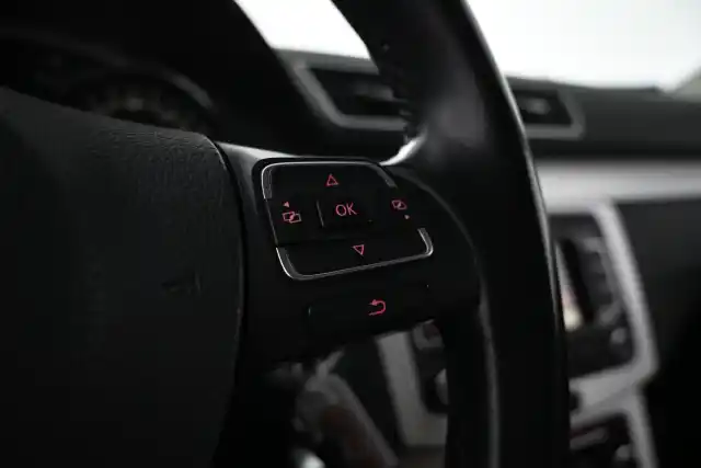 Valkoinen Farmari, Volkswagen Passat – SNC-815