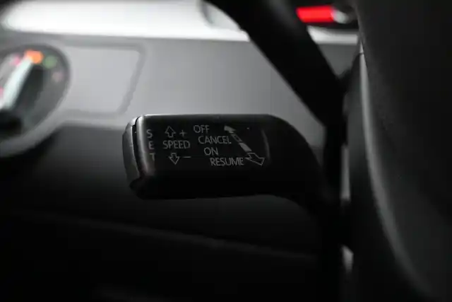 Valkoinen Farmari, Volkswagen Passat – SNC-815