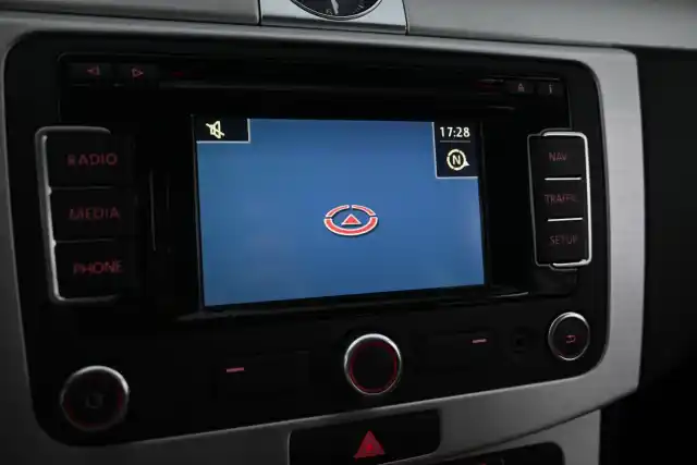 Valkoinen Farmari, Volkswagen Passat – SNC-815