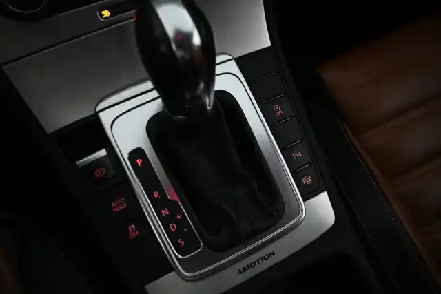 Valkoinen Farmari, Volkswagen Passat – SNC-815