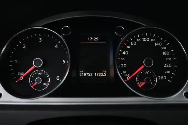 Valkoinen Farmari, Volkswagen Passat – SNC-815