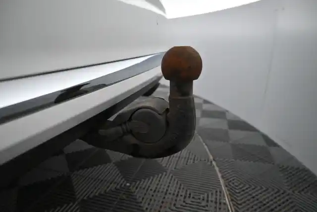 Valkoinen Farmari, Volkswagen Passat – SNC-815