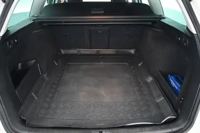 Valkoinen Farmari, Volkswagen Passat – SNC-815