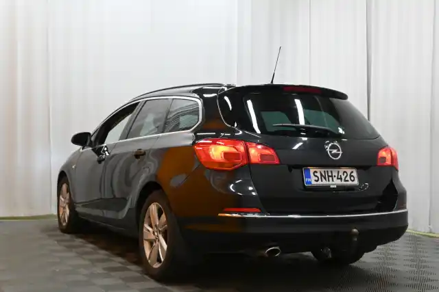 Musta Farmari, Opel Astra – SNH-426