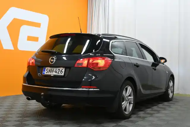 Musta Farmari, Opel Astra – SNH-426