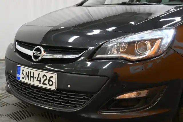 Musta Farmari, Opel Astra – SNH-426