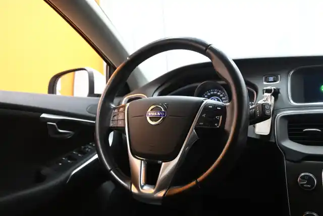 Valkoinen Viistoperä, Volvo V40 – SNJ-553