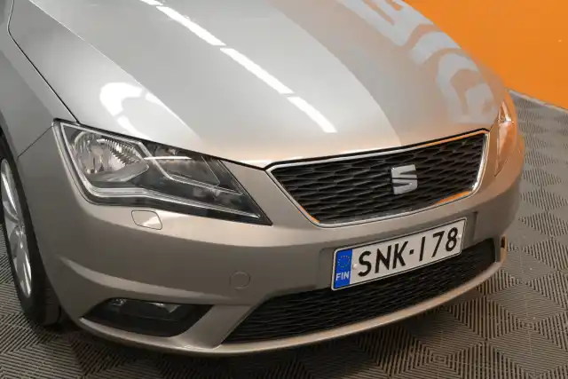 Beige Sedan, Seat Toledo – SNK-178