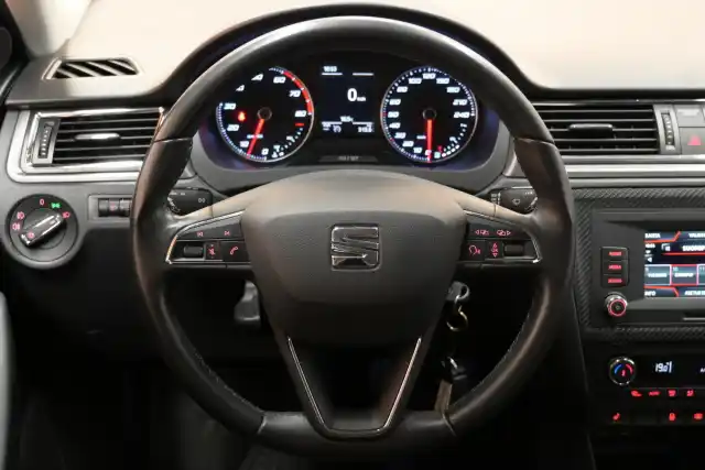 Beige Sedan, Seat Toledo – SNK-178