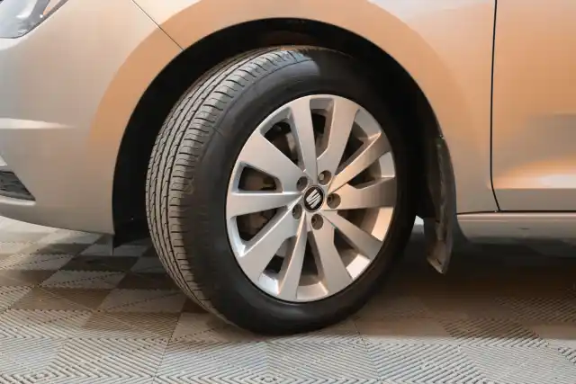 Beige Sedan, Seat Toledo – SNK-178