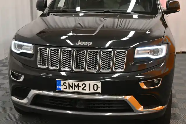 Musta Maastoauto, Jeep Grand Cherokee – SNM-210