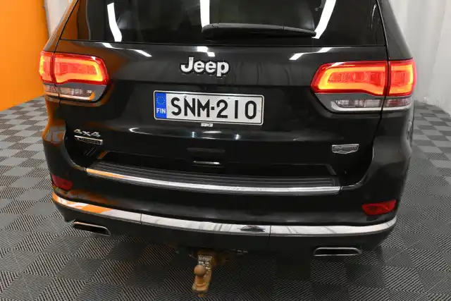 Musta Maastoauto, Jeep Grand Cherokee – SNM-210