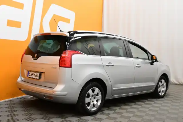 Harmaa Tila-auto, Peugeot 5008 – SNM-467