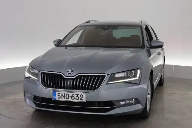 Harmaa Farmari, Skoda Superb – SNO-632