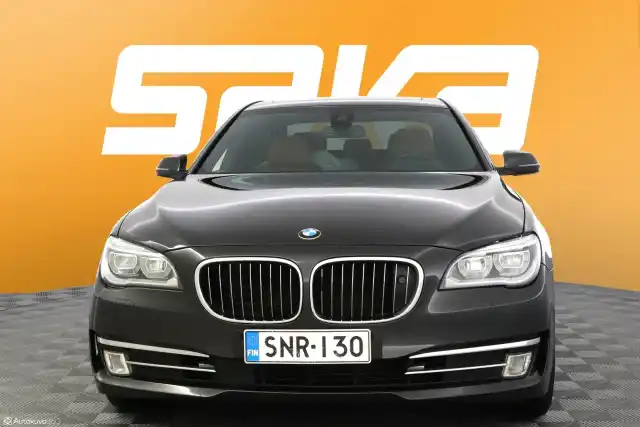 Musta Sedan, BMW 730 – SNR-130