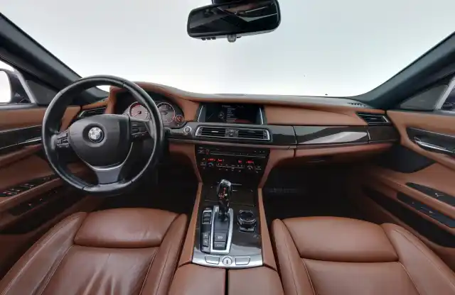 Musta Sedan, BMW 730 – SNR-130