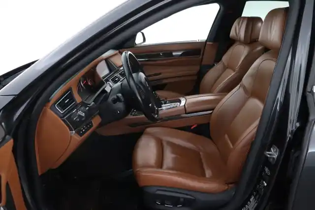 Musta Sedan, BMW 730 – SNR-130