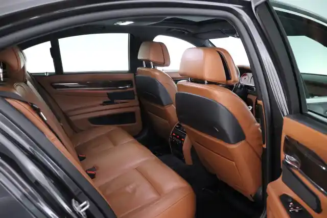 Musta Sedan, BMW 730 – SNR-130