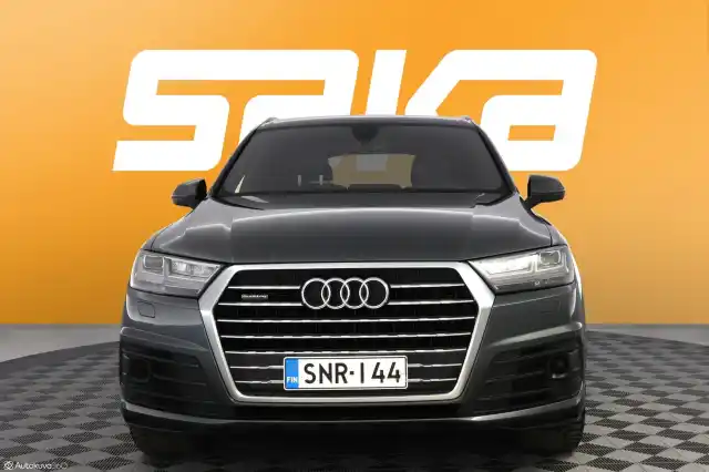 Harmaa Maastoauto, Audi Q7 – SNR-144