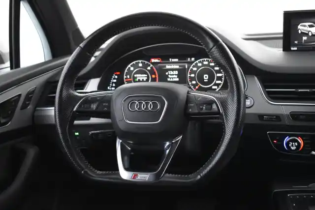 Harmaa Maastoauto, Audi Q7 – SNR-144