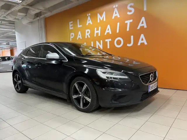 Musta Viistoperä, Volvo V40 – SNS-203