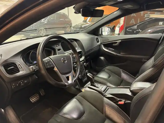 Musta Viistoperä, Volvo V40 – SNS-203