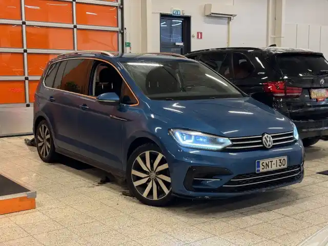 Sininen Tila-auto, Volkswagen Touran – SNT-130