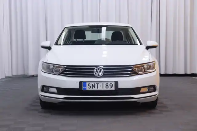 Valkoinen Sedan, Volkswagen Passat – SNT-189