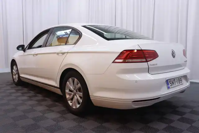 Valkoinen Sedan, Volkswagen Passat – SNT-189