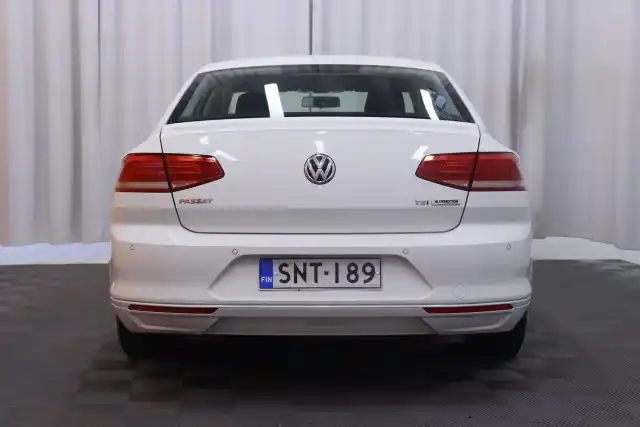 Valkoinen Sedan, Volkswagen Passat – SNT-189