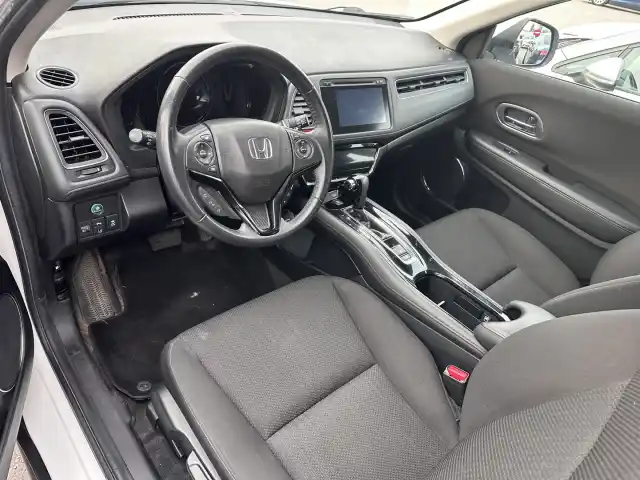 Valkoinen Maastoauto, Honda HR-V – SNT-217