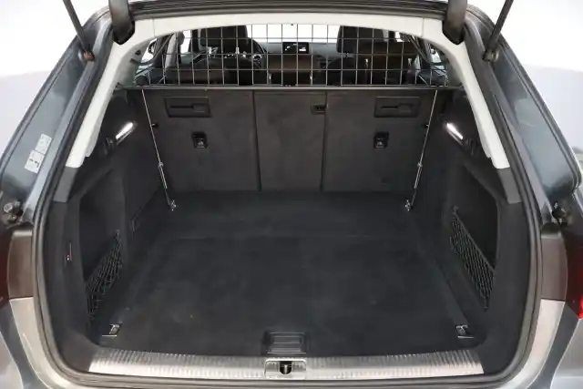 Harmaa Farmari, Audi A4 – SNU-369