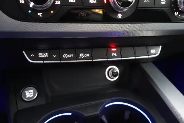 Harmaa Farmari, Audi A4 – SNU-369