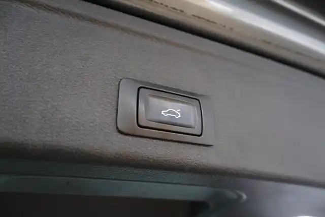Harmaa Farmari, Audi A4 – SNU-369