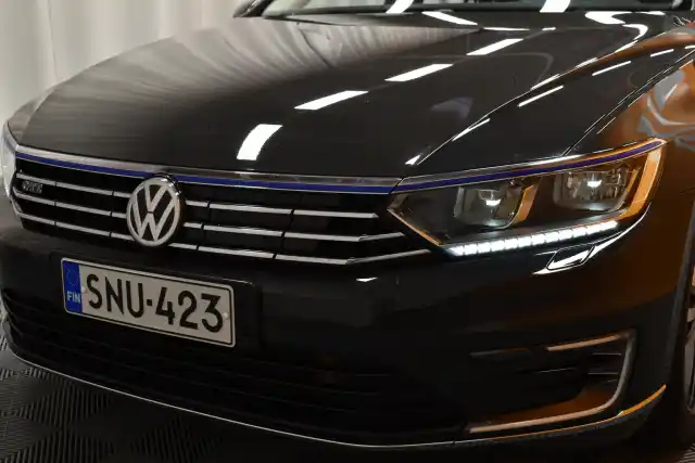 Harmaa Farmari, Volkswagen Passat – SNU-423