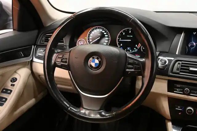 Harmaa Farmari, BMW 525 – SNV-170