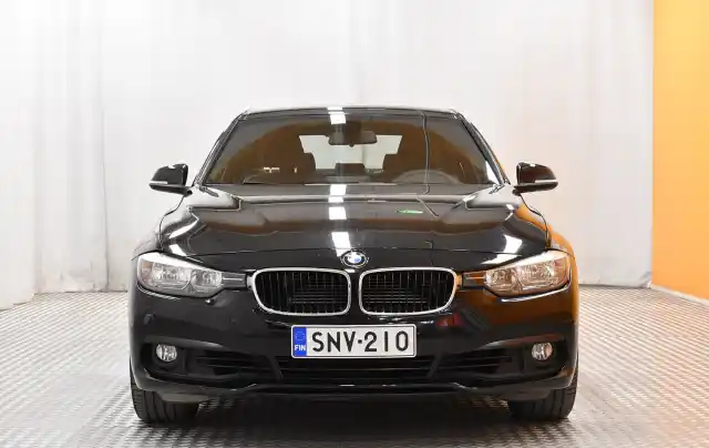 Musta Sedan, BMW 330 – SNV-210
