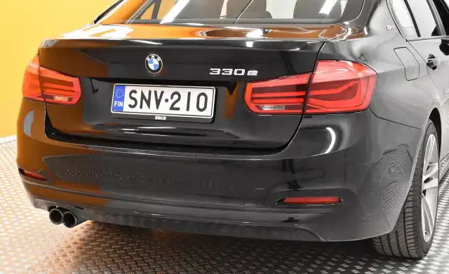 Musta Sedan, BMW 330 – SNV-210