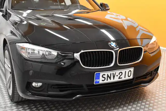 Musta Sedan, BMW 330 – SNV-210