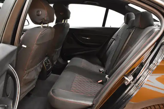 Musta Sedan, BMW 330 – SNV-210