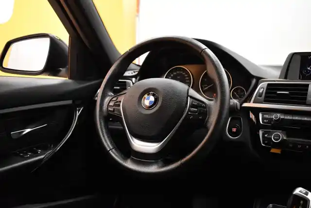 Musta Sedan, BMW 330 – SNV-210