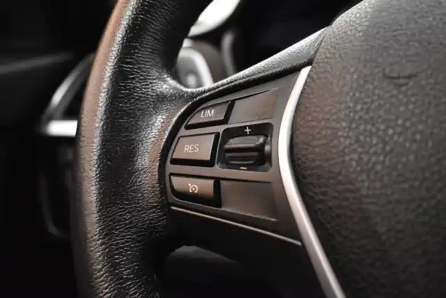 Musta Sedan, BMW 330 – SNV-210