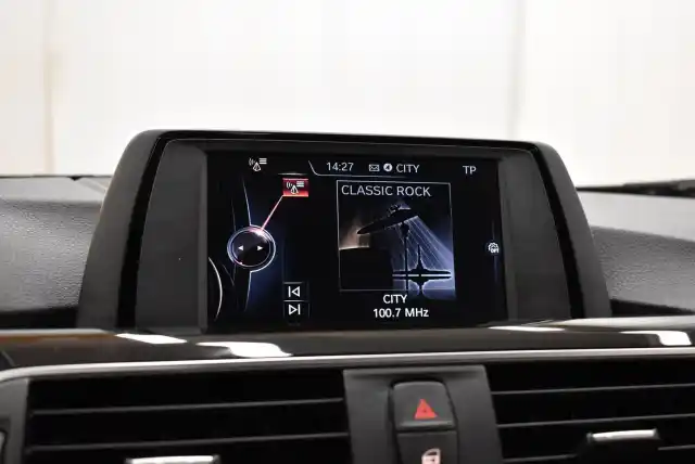 Musta Sedan, BMW 330 – SNV-210