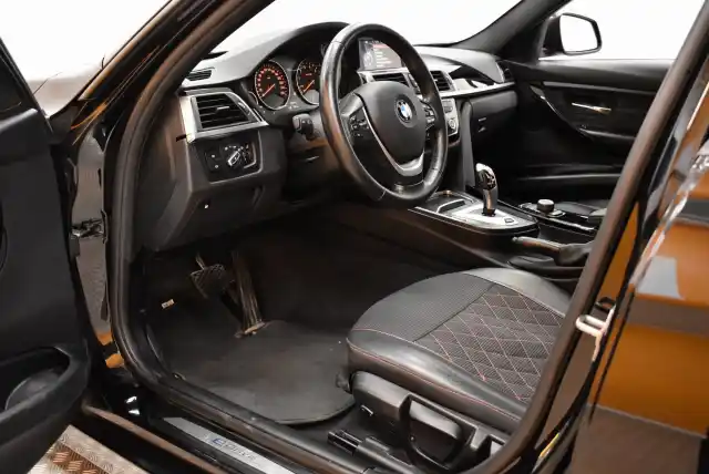 Musta Sedan, BMW 330 – SNV-210